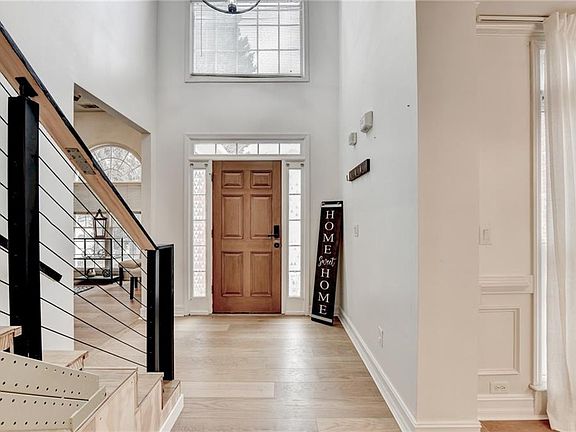 4th image of 710 Catamount Way SW