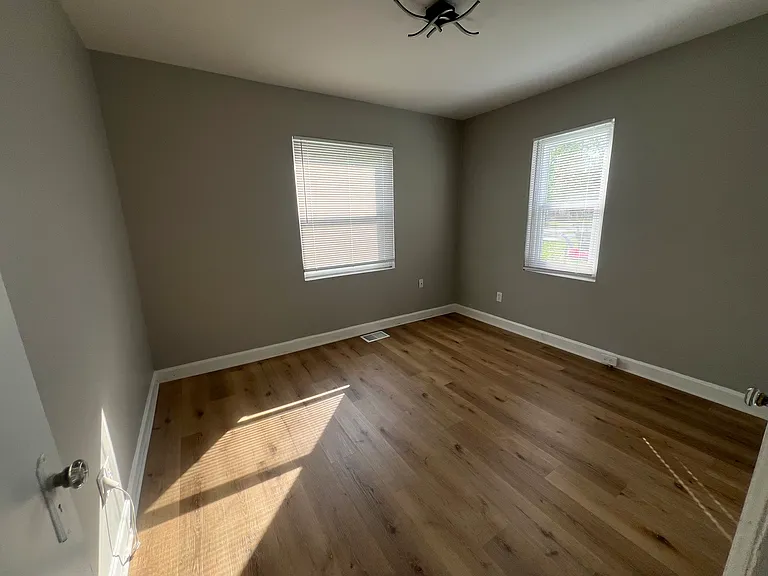 1438 Lillian Ave — Photo 3