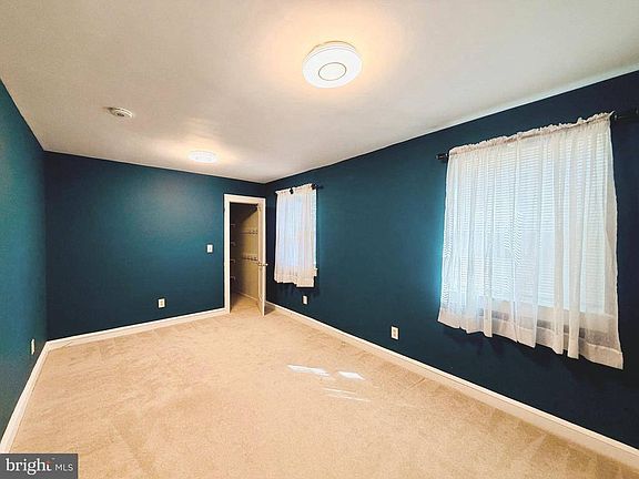 5th image of 907 Heron Dr