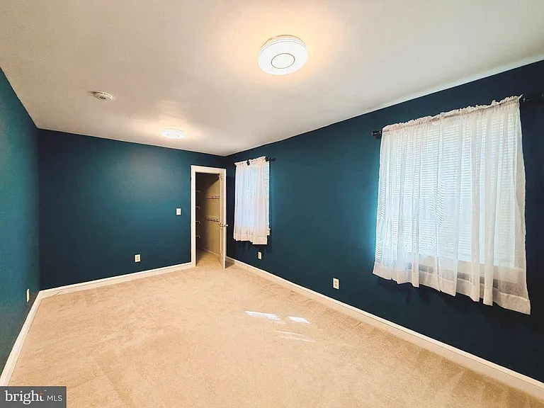 907 Heron Dr — Photo 5