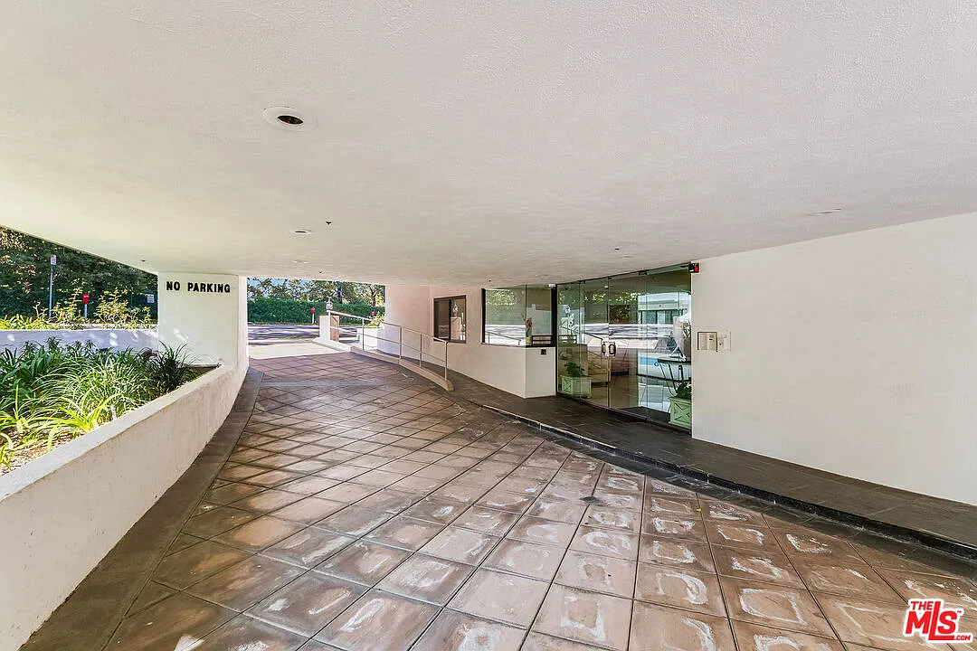 4 bed, 4.0 bath, 3968 sqft, $10,995 — Photo 2