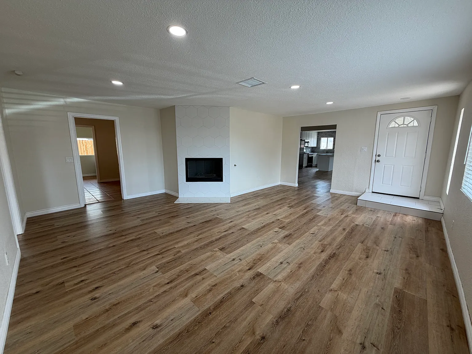 4 bed, 1870 sqft, $4,000 — Photo 4