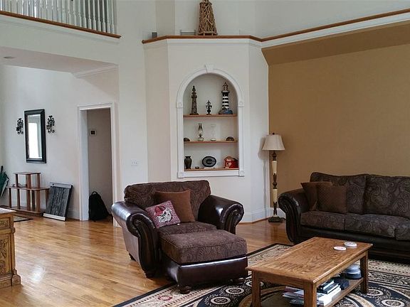 Great open view with lots of light plus built in bookcase!