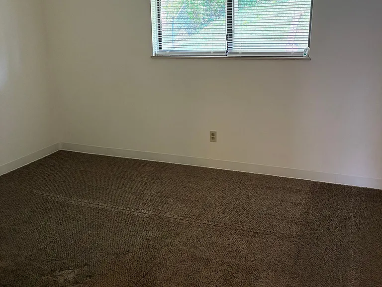 196 Maple Ave — Photo 3