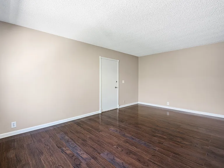 710 E 6th St #6 — Photo 4