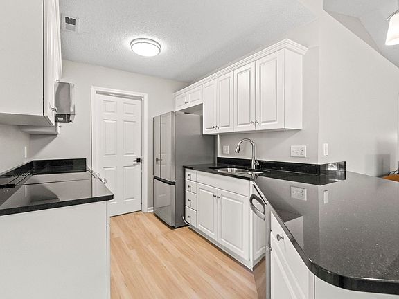 4th image of 135 Country Manor Dr. #B