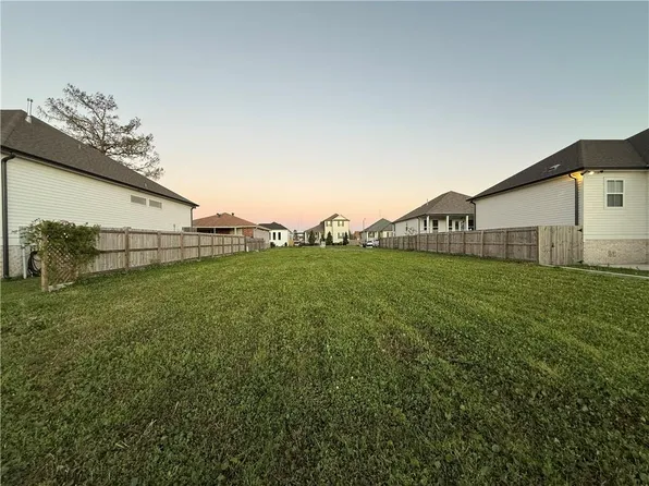 3925 Norwood Dr, Chalmette, LA 70043