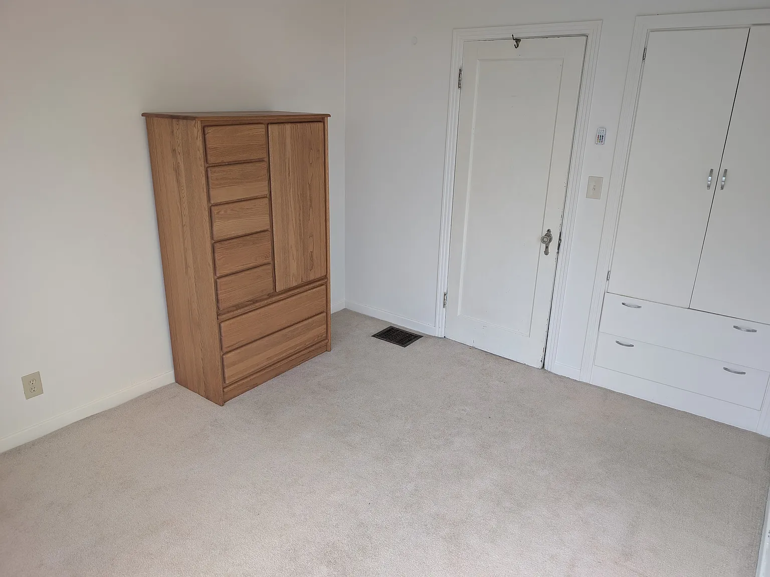 3 bed, 2320 sqft, $945 — Photo 4