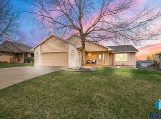 208 N Dewberry Ave, Sioux Falls, SD 57110