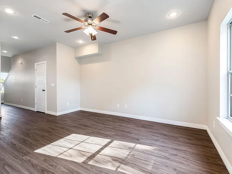 842 Baker St NW — Photo 4