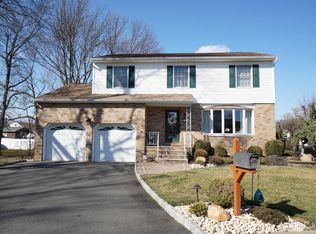 22 Courtney Ln, Colonia, NJ 07067