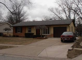 220 Crest Ave, Elk Grove Village, IL 60007