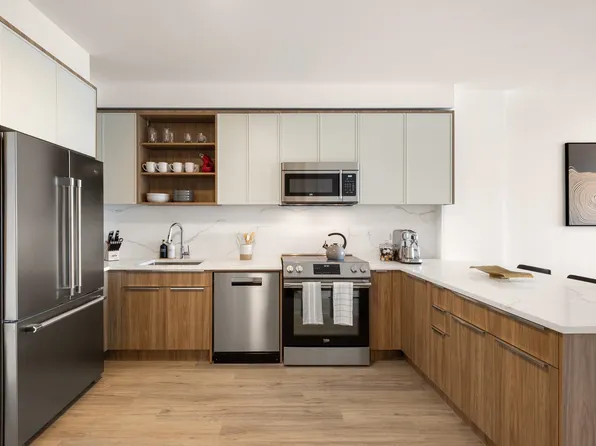 285 Broadway image 1 of 17