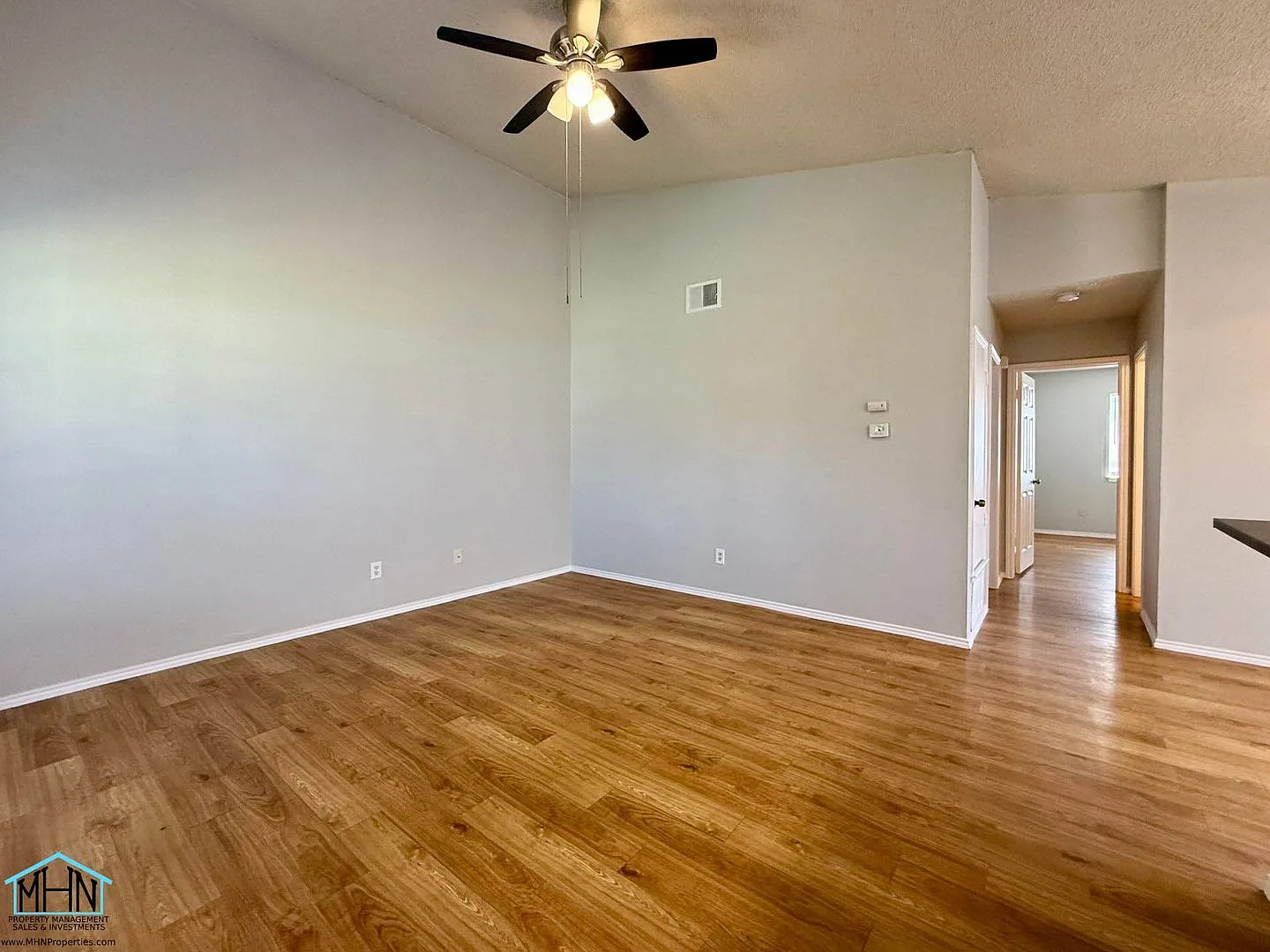 Cute & Cozy Duplex Nestled in a Prime Location, just five minutes from I35! — Photo 4