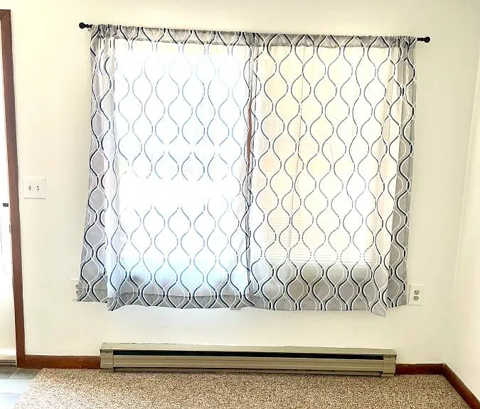 2 Windows in Livingroom