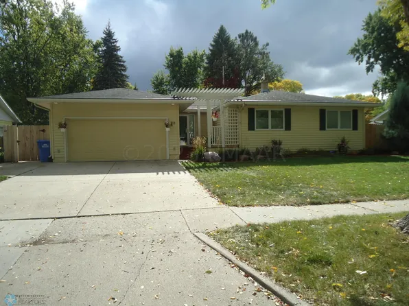 98 23rd Ave N, Fargo, ND 58102