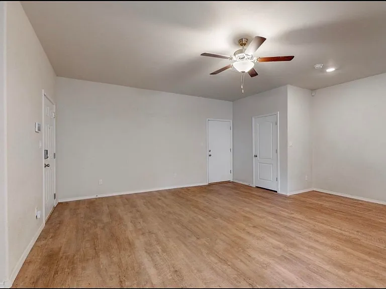 1504 Gulfstream Dr SE — Photo 3