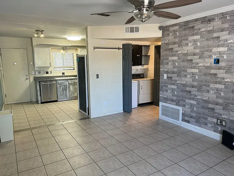 1320 W 3rd St — Photo 3