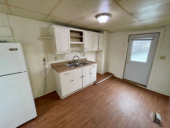 3rd image of 105 S Roosevelt Ave