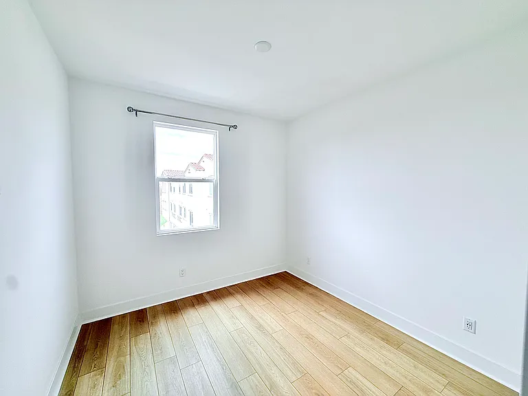 2750 182nd St #111 — Photo 17
