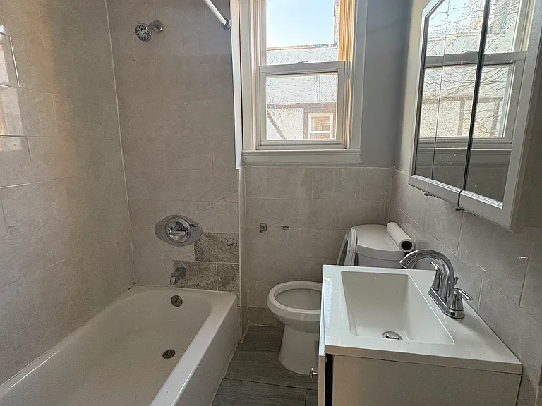 704 Kensington Ave #E — Photo 5