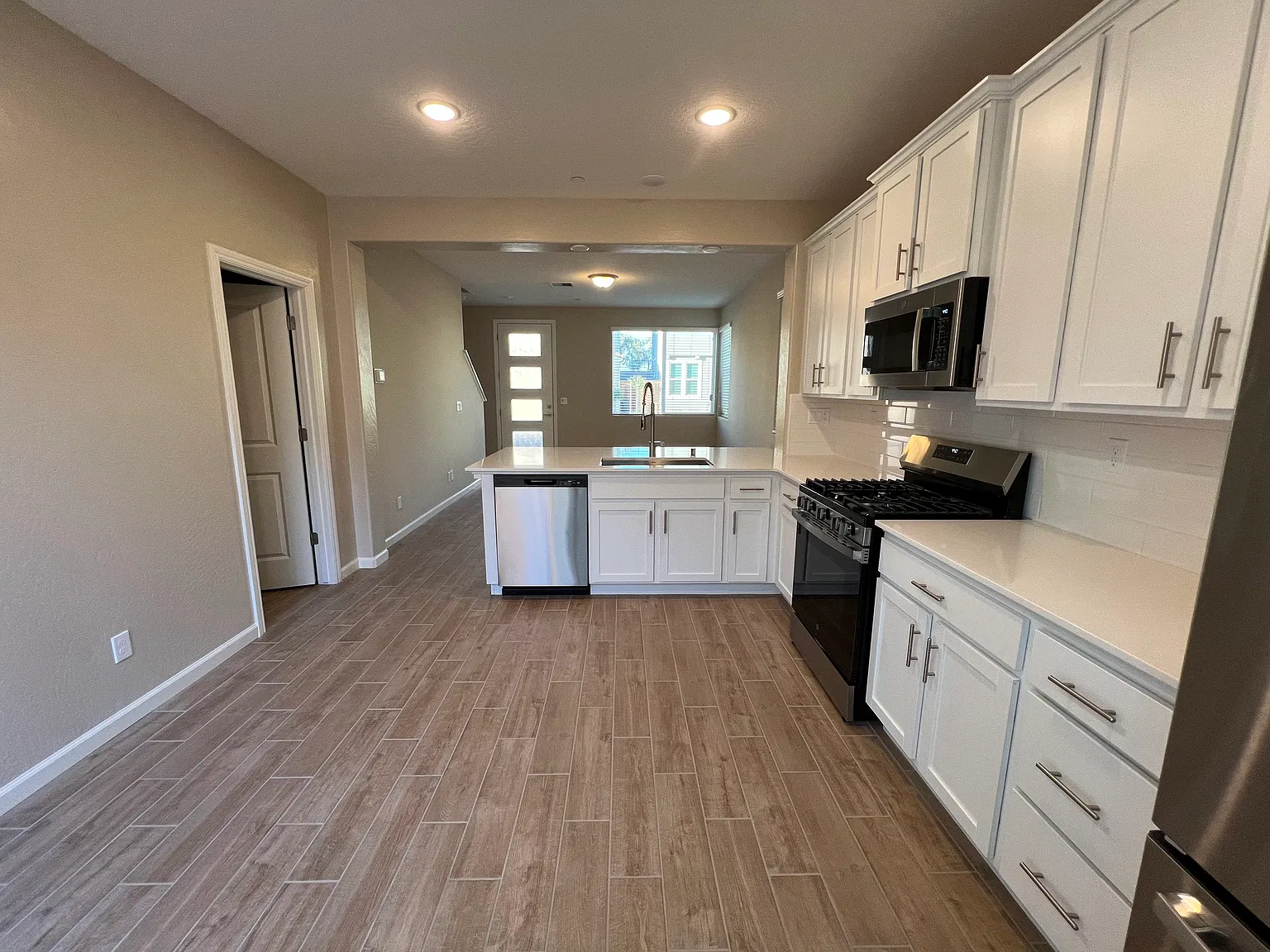 3 bed, 2.5 bath, 1227 sqft, $2,350 — Photo 4