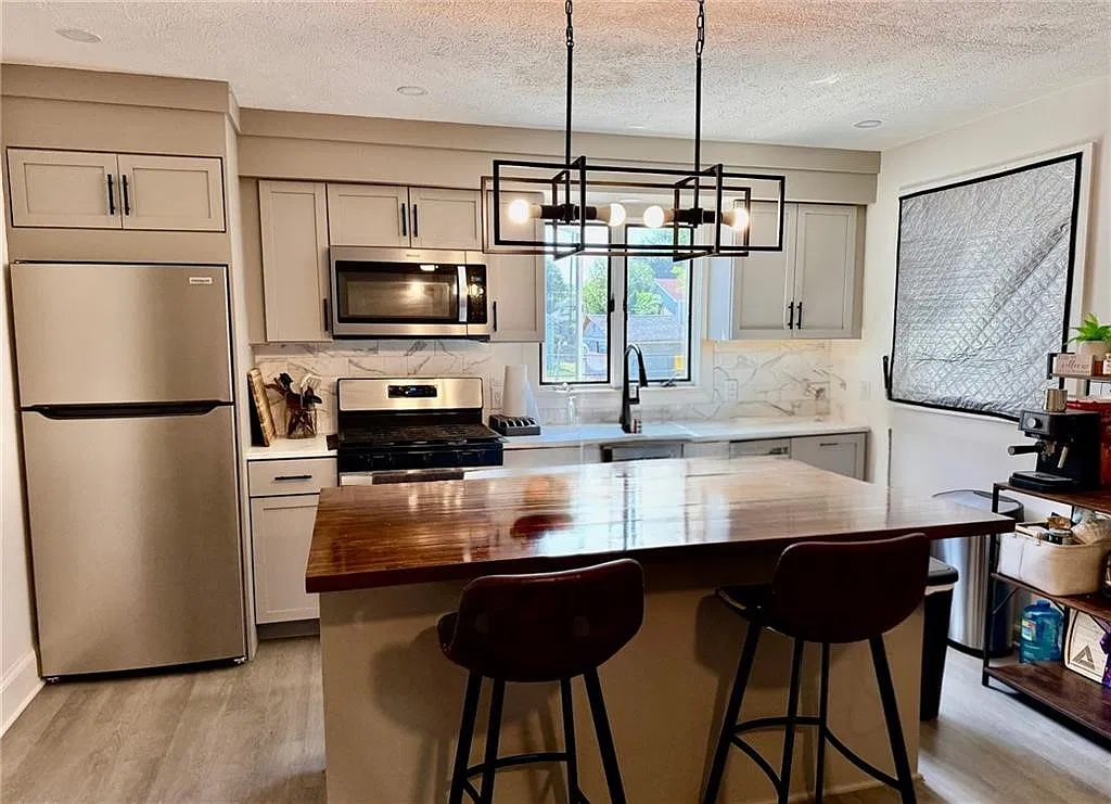 4 bed, 2.0 bath, 1818 sqft, $1,850 — Photo 2