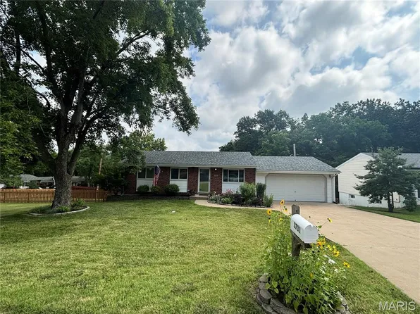 3731 Calef Dr, Saint Louis, MO 63125