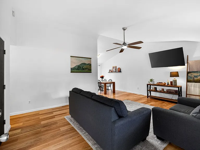 15619 Parkview Dr SE — Photo 2