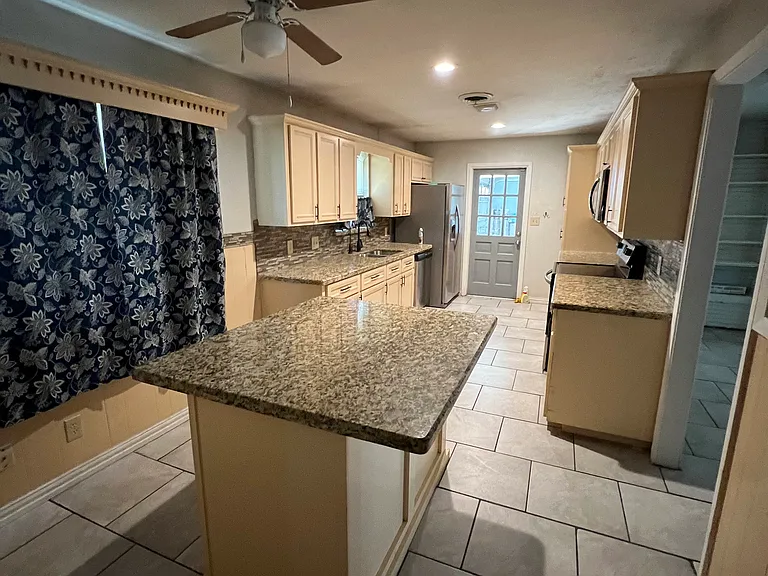 1325 Jefferson St — Photo 8
