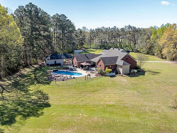 3rd image of 4851 Yarbrough Rd