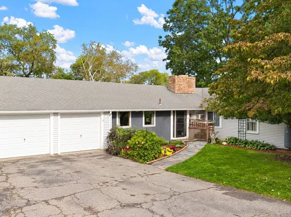 8 Bloomfield Ave, Middleboro, MA 02346