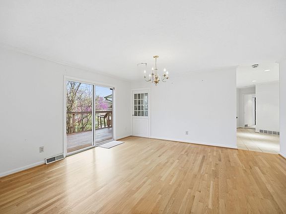 39th image of 2044 Manor Dr