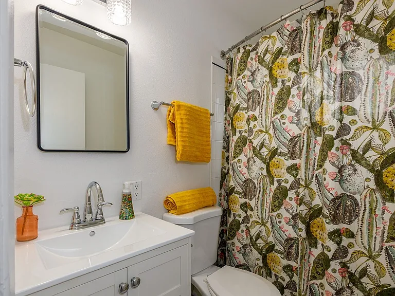 7411 N Fessenden St #7411 — Photo 4