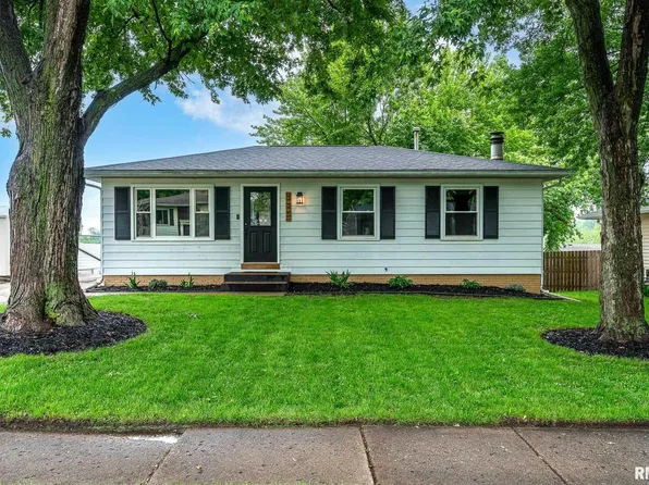 325 W 61st Pl, Davenport, IA 52806