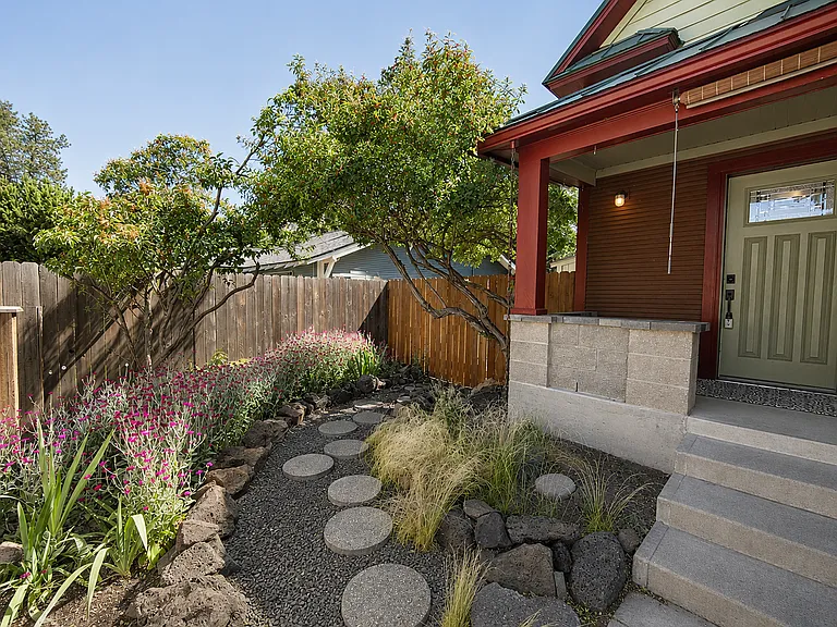 146 NW Jefferson Pl — Photo 2