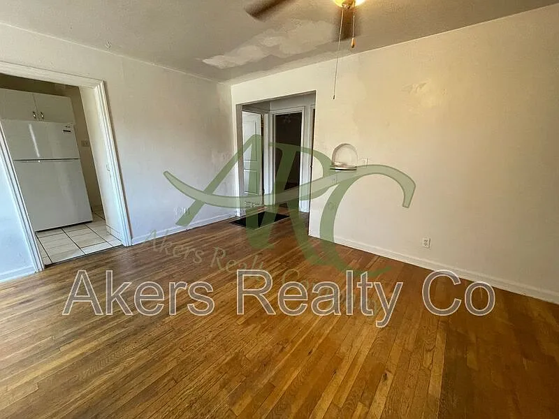 2 bed, 1.0 bath, 733 sqft, $1,095 — Photo 3