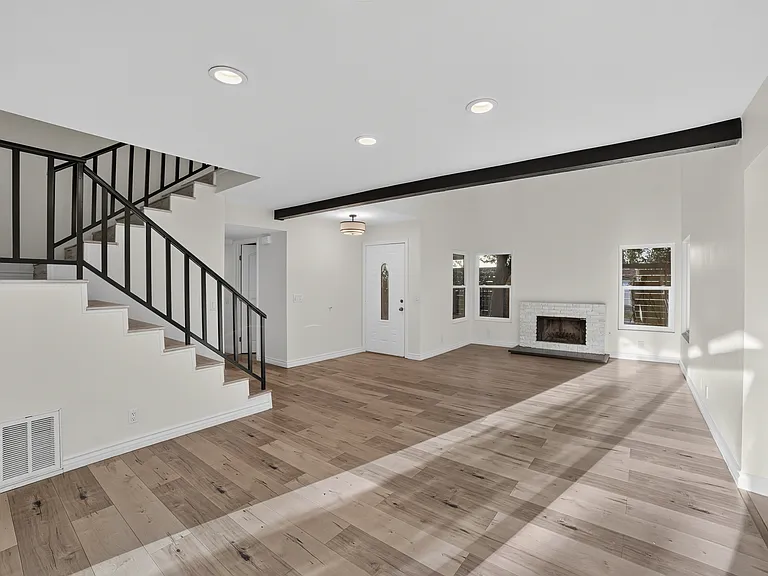 655 W Ontario Ave — Photo 16