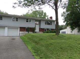 18 Manor Dr W, Poughkeepsie, NY 12603