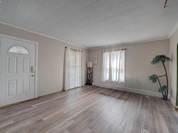 4th image of 701 Tenney Ave