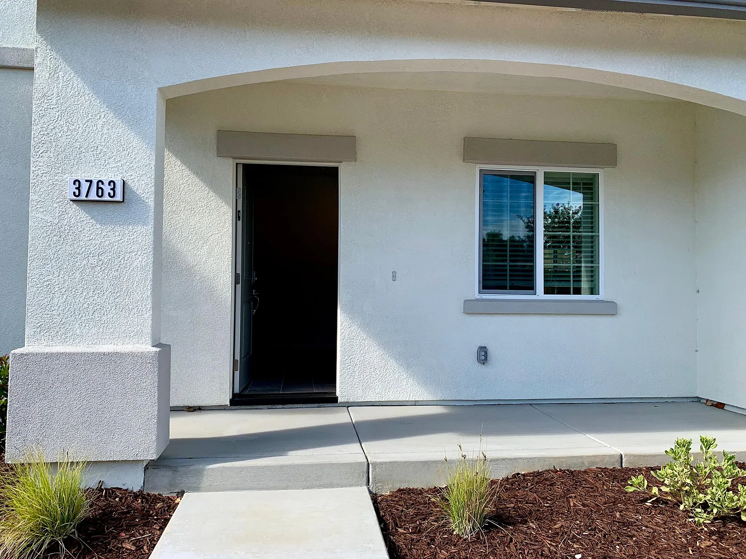4 bed, 2002 sqft, $2,895 — Photo 2