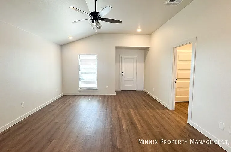 2127 Langford Ave — Photo 3