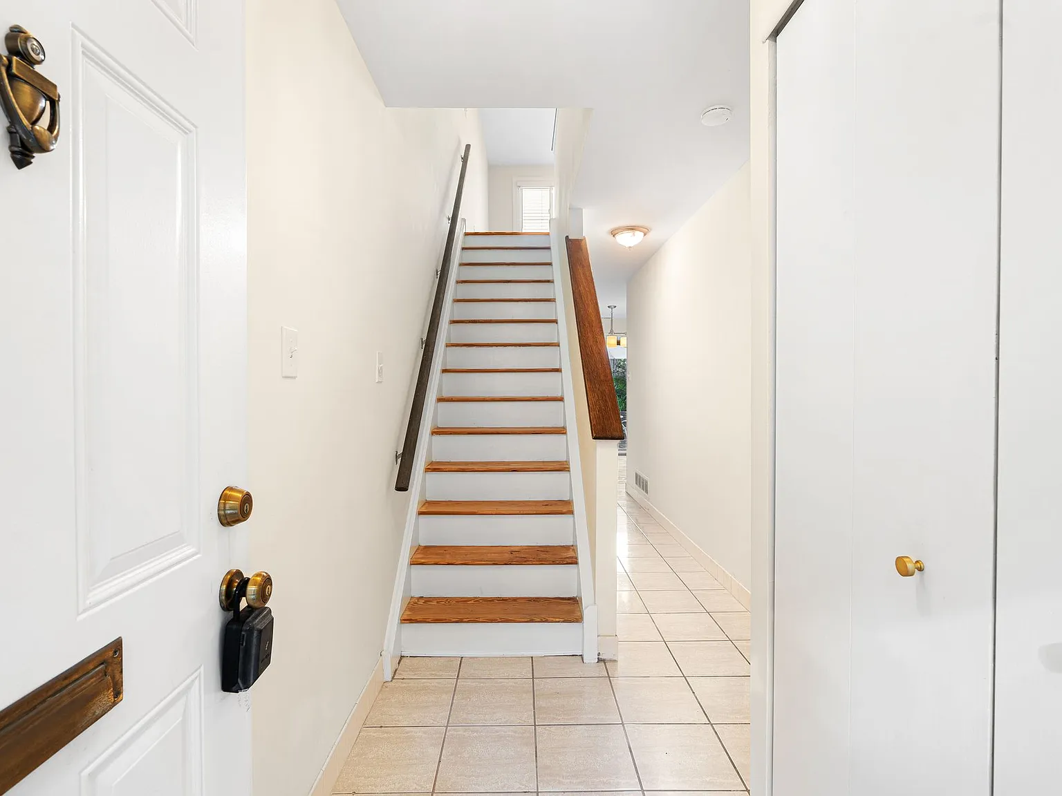3 bed, 2.5 bath, 1900 sqft, $3,950 — Photo 3