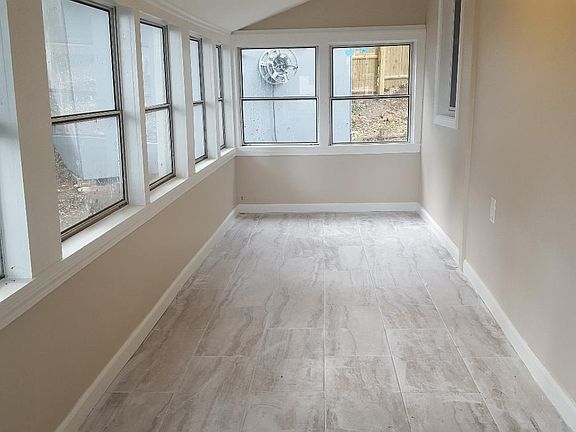 3 season porch / entry