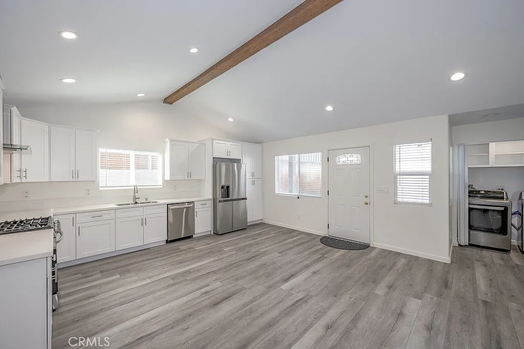 2 bed, 1000 sqft, $3,300 — Photo 1
