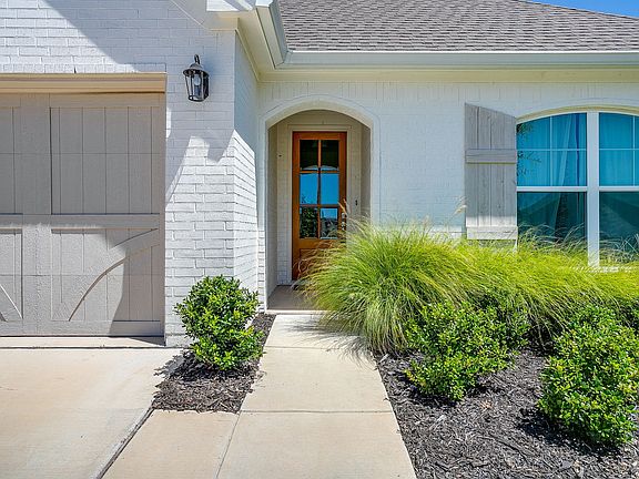 2nd image of 1009 Brown Valley Trl