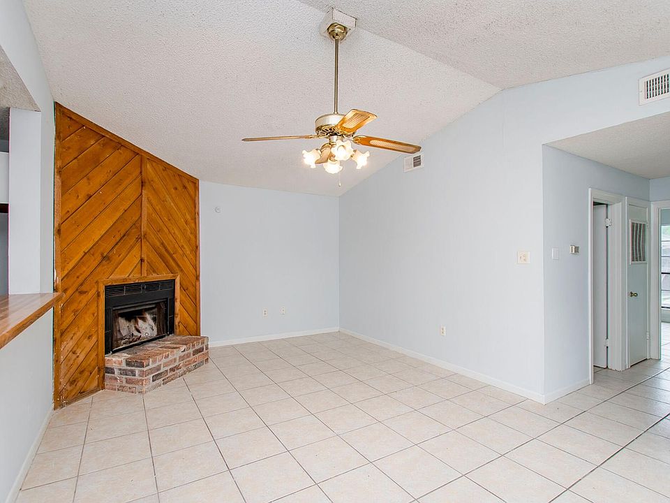 2nd image of 1612 Cedar Lake Dr APT D