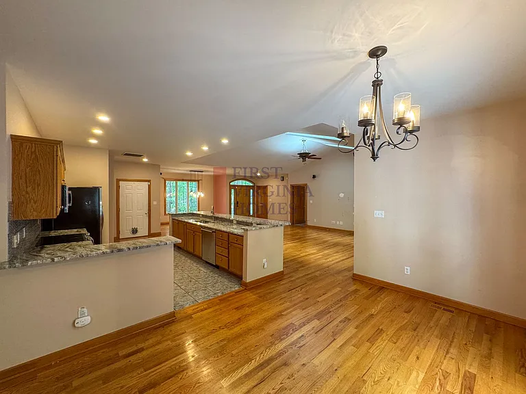 25 Fleetwood Dr — Photo 2