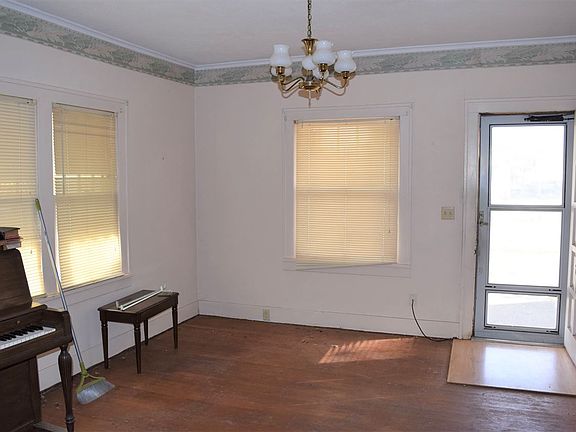 4th image of 925 E Pine Ave