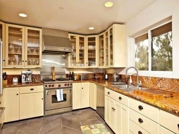 5th image of 223 Avenida Lobeiro APT B